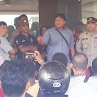 Kasat Intel Polresta Manokwari, Antonius Firman Paribang, berdialog dengan para orang tua calon siswa di depan Kantor Dinas Pendidikan Manokwari, Rabu (3/7/2025).
