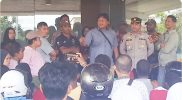 Kasat Intel Polresta Manokwari, Antonius Firman Paribang, berdialog dengan para orang tua calon siswa di depan Kantor Dinas Pendidikan Manokwari, Rabu (3/7/2025).