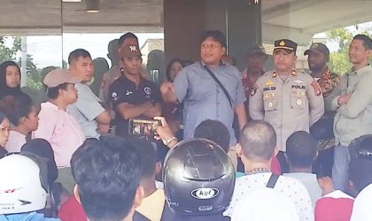 Kasat Intel Polresta Manokwari, Antonius Firman Paribang, berdialog dengan para orang tua calon siswa di depan Kantor Dinas Pendidikan Manokwari, Rabu (3/7/2025).