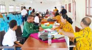 Gabriel Bame (baju hijau) saat berkunjung ke SMK Negeri 1 Manokwari dan bertemu dengan para guru, wali murid, serta siswa-siswi di ruang guru. (Foto: Julius S./MPR)
