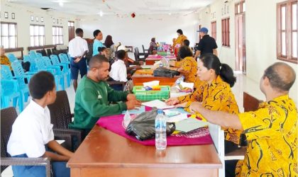 Gabriel Bame (baju hijau) saat berkunjung ke SMK Negeri 1 Manokwari dan bertemu dengan para guru, wali murid, serta siswa-siswi di ruang guru. (Foto: Julius S./MPR)