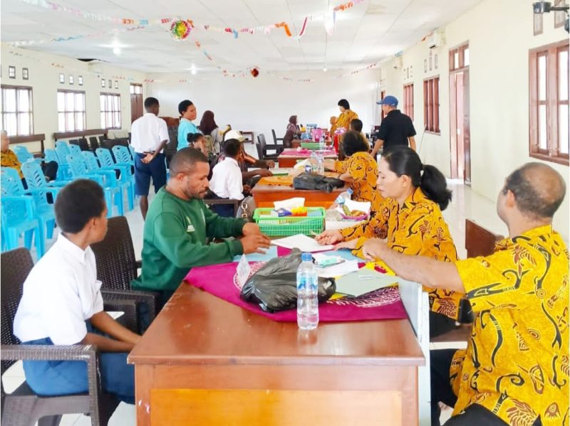 Gabriel Bame (baju hijau) saat berkunjung ke SMK Negeri 1 Manokwari dan bertemu dengan para guru, wali murid, serta siswa-siswi di ruang guru.
(Foto: Julius S./MPR)