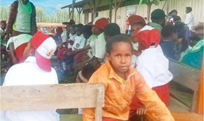 Keterangan Gambar: Tampak siswa-siswi Sekolah Dasar (SD) Negeri 1 Wowarek, Distrik Kurulu, Kabupaten Jayawijaya, Provinsi Papua Pegunungan, saat mengikuti acara syukuran kelulusan kelas VI tahun ajaran 2025 pada Sabtu, 5 Juli 2025. Foto: Julius Surabut / MPR