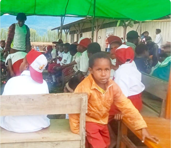 Keterangan Gambar: Tampak siswa-siswi Sekolah Dasar (SD) Negeri 1 Wowarek, Distrik Kurulu, Kabupaten Jayawijaya, Provinsi Papua Pegunungan, saat mengikuti acara syukuran kelulusan kelas VI tahun ajaran 2025 pada Sabtu, 5 Juli 2025. Foto: Julius Surabut / MPR