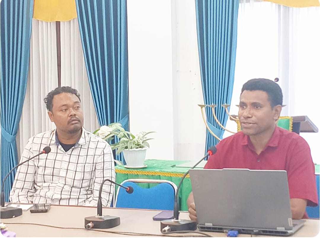 Keterangan Gambar: Gerson Smori, S.T (baju merah) saat menyampaikan materi di Ruang Rapat Klasis Manokwari, Provinsi Papua Barat, Sabtu (5 Juli 2025). Foto: Julianus Surabut / MPR.