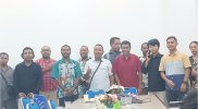 Keterangan Gambar: Gerson Smori, S.T. (berbaju merah) berfoto bersama peserta usai menyampaikan materi di Ruang Rapat Klasis Manokwari, Provinsi Papua Barat, Sabtu (5 Juli 2025). Foto: Julianus Surabut / MPR.