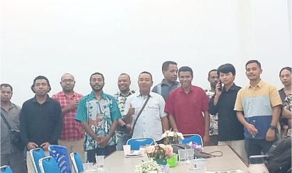 Keterangan Gambar: Gerson Smori, S.T. (berbaju merah) berfoto bersama peserta usai menyampaikan materi di Ruang Rapat Klasis Manokwari, Provinsi Papua Barat, Sabtu (5 Juli 2025). Foto: Julianus Surabut / MPR.