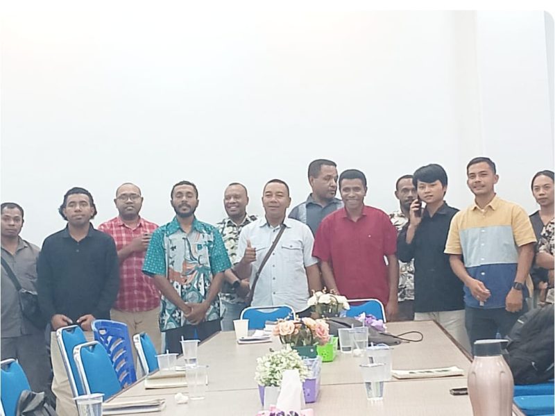 Keterangan Gambar: Gerson Smori, S.T. (berbaju merah) berfoto bersama peserta usai menyampaikan materi di Ruang Rapat Klasis Manokwari, Provinsi Papua Barat, Sabtu (5 Juli 2025).
Foto: Julianus Surabut / MPR.