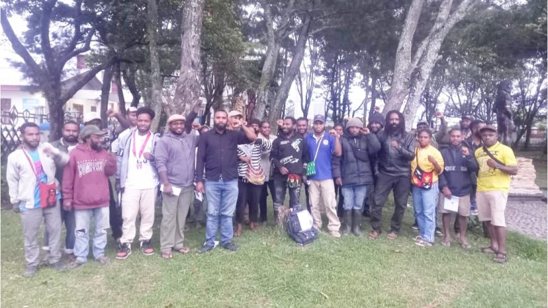 Keterangan Gambar: Sesi foto bersama usai pertemuan di Taman Kurulu, Kabupaten Jayawijaya, Ibu Kota Wamena, Provinsi Papua Pegunungan, Sabtu (5/7/2025).
Foto: Julianus Surabut / MPR  