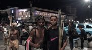 Keterangan Gambar: Foto bersama mahasiswa asal Papua Pegunungan saat menggelar kegiatan adat istiadat. Terlihat dalam gambar, Junedy Orocomna, mahasiswa asal Teluk Bintuni yang menempuh studi di Sekolah Tinggi Pembangunan Masyarakat Desa (STPMD) APMD, Jurusan Ilmu Pemerintahan. Kegiatan berlangsung di Titik Nol Homestay, kawasan Malioboro, Yogyakarta, Sabtu (5/7/2025). Foto: JO/Istimewa