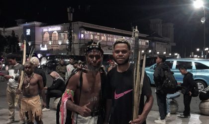 Keterangan Gambar: Foto bersama mahasiswa asal Papua Pegunungan saat menggelar kegiatan adat istiadat. Terlihat dalam gambar, Junedy Orocomna, mahasiswa asal Teluk Bintuni yang menempuh studi di Sekolah Tinggi Pembangunan Masyarakat Desa (STPMD) APMD, Jurusan Ilmu Pemerintahan. Kegiatan berlangsung di Titik Nol Homestay, kawasan Malioboro, Yogyakarta, Sabtu (5/7/2025). Foto: JO/Istimewa