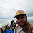 Keterangan Gambar:
Kepala Distrik Tomu, Kabupaten Teluk Bintuni, Papua Barat, Syamsul Inai, sedang menuju tempat tugas dari Bintuni ke Tomu menggunakan longboat (perahu bermesin).
Foto: Syam / Istimewa.  