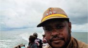 Keterangan Gambar: Kepala Distrik Tomu, Kabupaten Teluk Bintuni, Papua Barat, Syamsul Inai, sedang menuju tempat tugas dari Bintuni ke Tomu menggunakan longboat (perahu bermesin). Foto: Syam / Istimewa.