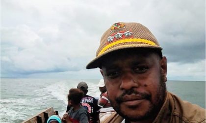 Keterangan Gambar: Kepala Distrik Tomu, Kabupaten Teluk Bintuni, Papua Barat, Syamsul Inai, sedang menuju tempat tugas dari Bintuni ke Tomu menggunakan longboat (perahu bermesin). Foto: Syam / Istimewa.