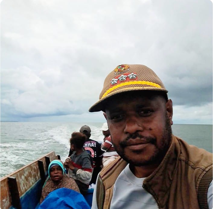 Keterangan Gambar:
Kepala Distrik Tomu, Kabupaten Teluk Bintuni, Papua Barat, Syamsul Inai, sedang menuju tempat tugas dari Bintuni ke Tomu menggunakan longboat (perahu bermesin).
Foto: Syam / Istimewa.  