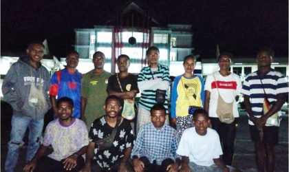 Keterangan Gambar: Perkumpulan Pemuda Pelajar dan Mahasiswa Kampung Kwowok Cabang Manokwari usai melaksanakan pertemuan. (Foto: Julianus Surabut / MPR)