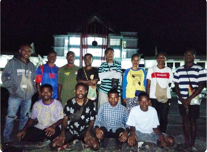 Keterangan Gambar: Perkumpulan Pemuda Pelajar dan Mahasiswa Kampung Kwowok Cabang Manokwari usai melaksanakan pertemuan.
(Foto: Julianus Surabut / MPR)  