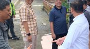 Keterangan Gambar: Kedatangan tim Itwasum Polri disambut langsung oleh Wakapolda Papua Barat, Brigjen Pol. Yosi Muhamartha, S.I.K., didampingi oleh para Pejabat Utama (PJU) Polda Papua Barat. Penyambutan berlangsung dengan penuh kehangatan sebagai bentuk penghormatan dan kesiapan Polda Papua Barat dalam mendukung pelaksanaan tugas audit. Kegiatan ini berlangsung pada Minggu, 6 Juli 2025, di Bandara Rendani, Manokwari, Papua Barat. Foto: Humas Polda Papua Barat.