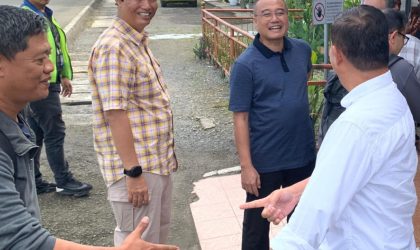 Keterangan Gambar: Kedatangan tim Itwasum Polri disambut langsung oleh Wakapolda Papua Barat, Brigjen Pol. Yosi Muhamartha, S.I.K., didampingi oleh para Pejabat Utama (PJU) Polda Papua Barat. Penyambutan berlangsung dengan penuh kehangatan sebagai bentuk penghormatan dan kesiapan Polda Papua Barat dalam mendukung pelaksanaan tugas audit. Kegiatan ini berlangsung pada Minggu, 6 Juli 2025, di Bandara Rendani, Manokwari, Papua Barat. Foto: Humas Polda Papua Barat.