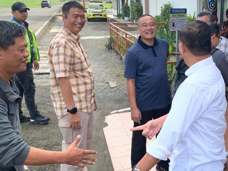 Keterangan Gambar:
Kedatangan tim Itwasum Polri disambut langsung oleh Wakapolda Papua Barat, Brigjen Pol. Yosi Muhamartha, S.I.K., didampingi oleh para Pejabat Utama (PJU) Polda Papua Barat. Penyambutan berlangsung dengan penuh kehangatan sebagai bentuk penghormatan dan kesiapan Polda Papua Barat dalam mendukung pelaksanaan tugas audit.
Kegiatan ini berlangsung pada Minggu, 6 Juli 2025, di Bandara Rendani, Manokwari, Papua Barat.
Foto: Humas Polda Papua Barat.

