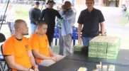Keterangan Gambar: Tampak dua tersangka bersama barang bukti yang akan dimusnahkan.