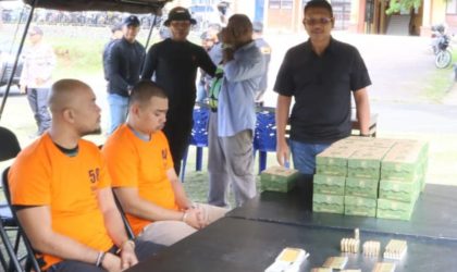 Keterangan Gambar: Tampak dua tersangka bersama barang bukti yang akan dimusnahkan.
