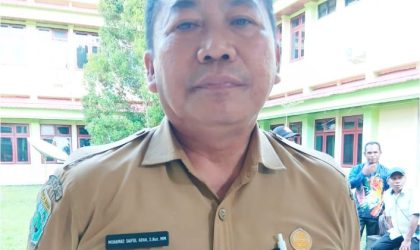 Keterangan Gambar: Plt. Kepala Dinas Ketahanan Pangan Teluk Bintuni, Muhammad Saiful Adha, saat diwawancarai di sela kegiatan Musrenbang, Senin (7/7/2025) di Gedung Sasana Karya, Kantor Bupati Teluk Bintuni. Ia menyampaikan kesiapan 30 ton beras sebagai Cadangan Pangan Pemerintah (CPP) tahun 2025, serta menggandeng aparat hukum untuk mengawasi pendistribusiannya demi memastikan tepat sasaran.