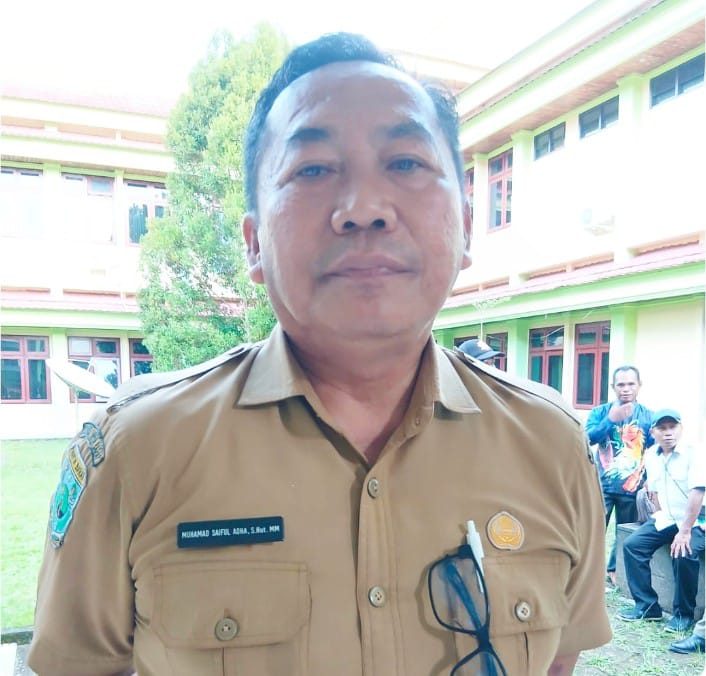 Keterangan Gambar:
Plt. Kepala Dinas Ketahanan Pangan Teluk Bintuni, Muhammad Saiful Adha, saat diwawancarai di sela kegiatan Musrenbang, Senin (7/7/2025) di Gedung Sasana Karya, Kantor Bupati Teluk Bintuni. 
 Ia menyampaikan kesiapan 30 ton beras sebagai Cadangan Pangan Pemerintah (CPP) tahun 2025, serta menggandeng aparat hukum untuk mengawasi pendistribusiannya demi memastikan tepat sasaran.
