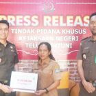 Keterangan Gambar: Kejari Teluk Bintuni Eksekusi Uang Pengganti Korupsi, Tegaskan Komitmen Pulihkan Kerugian Negara.  Tampak dalam gambar, Kepala Seksi Intelijen (Kasi Intel) Kejari Teluk Bintuni, Alfisius Adrian Sombo, S.H. (kiri), dan Kepala Seksi Tindak Pidana Khusus Kejari Teluk Bintuni, Agung Satriadi Putra, S.H., M.H. (kanan), mengenakan seragam Adhyaksa.  Senin, 7 Juli 2025.
