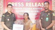 Keterangan Gambar: Kejari Teluk Bintuni Eksekusi Uang Pengganti Korupsi, Tegaskan Komitmen Pulihkan Kerugian Negara. Tampak dalam gambar, Kepala Seksi Intelijen (Kasi Intel) Kejari Teluk Bintuni, Alfisius Adrian Sombo, S.H. (kiri), dan Kepala Seksi Tindak Pidana Khusus Kejari Teluk Bintuni, Agung Satriadi Putra, S.H., M.H. (kanan), mengenakan seragam Adhyaksa. Senin, 7 Juli 2025.