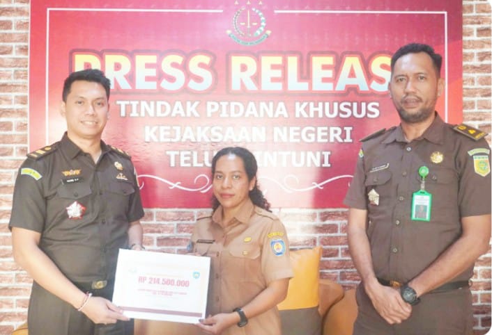 Keterangan Gambar: Kejari Teluk Bintuni Eksekusi Uang Pengganti Korupsi, Tegaskan Komitmen Pulihkan Kerugian Negara.  Tampak dalam gambar, Kepala Seksi Intelijen (Kasi Intel) Kejari Teluk Bintuni, Alfisius Adrian Sombo, S.H. (kiri), dan Kepala Seksi Tindak Pidana Khusus Kejari Teluk Bintuni, Agung Satriadi Putra, S.H., M.H. (kanan), mengenakan seragam Adhyaksa.  Senin, 7 Juli 2025.
