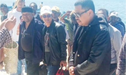 Tampak Ketua Tim Anggota DPR Papua Barat, H. Asri, ST (memakai jaket hitam, tanpa topi, dan berkacamata), bersama rombongan, disambut hangat saat tiba di lokasi untuk meninjau langsung dua situs bersejarah yang penting dalam peradaban agama di Tanah Papua. Kunjungan ini dilaksanakan pada Sabtu, 5 Juli 2025. (Foto: Istimewa)