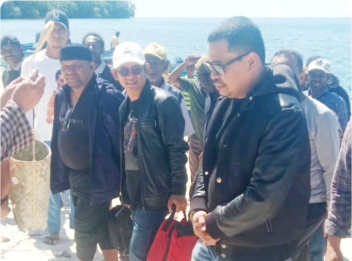 Tampak Ketua Tim Anggota DPR Papua Barat, H. Asri, ST (memakai jaket hitam, tanpa topi, dan berkacamata), bersama rombongan, disambut hangat saat tiba di lokasi untuk meninjau langsung dua situs bersejarah yang penting dalam peradaban agama di Tanah Papua.  Kunjungan ini dilaksanakan pada Sabtu, 5 Juli 2025.
(Foto: Istimewa)
