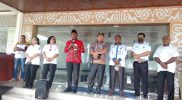 Keterangan Gambar: Anggota DPRK Manokwari, Trisep Kambuaya, bersama Kepala Dinas Pendidikan (Disdik) Manokwari, Kepala Bidang SMU/SMK, dan Kepala Bidang SMP saat bertemu dengan orang tua/wali murid, Rabu (9/7).