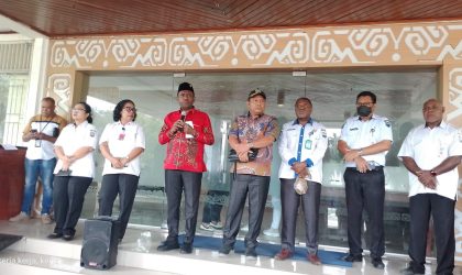 Keterangan Gambar: Anggota DPRK Manokwari, Trisep Kambuaya, bersama Kepala Dinas Pendidikan (Disdik) Manokwari, Kepala Bidang SMU/SMK, dan Kepala Bidang SMP saat bertemu dengan orang tua/wali murid, Rabu (9/7).