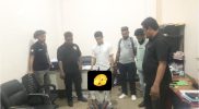 Keterangan gambar: Terduga pelaku pelecehan seksual terhadap anak di bawah umur (wajah ditutupi) tampak setelah diamankan oleh Tim Macan Gunung di Mapolres Teluk Bintuni, Rabu (9/7). Foto: Istimewa