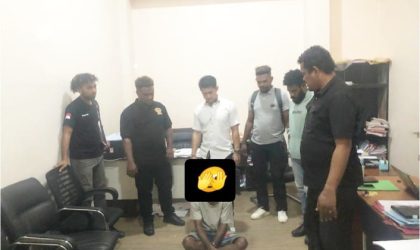 Keterangan gambar: Terduga pelaku pelecehan seksual terhadap anak di bawah umur (wajah ditutupi) tampak setelah diamankan oleh Tim Macan Gunung di Mapolres Teluk Bintuni, Rabu (9/7). Foto: Istimewa