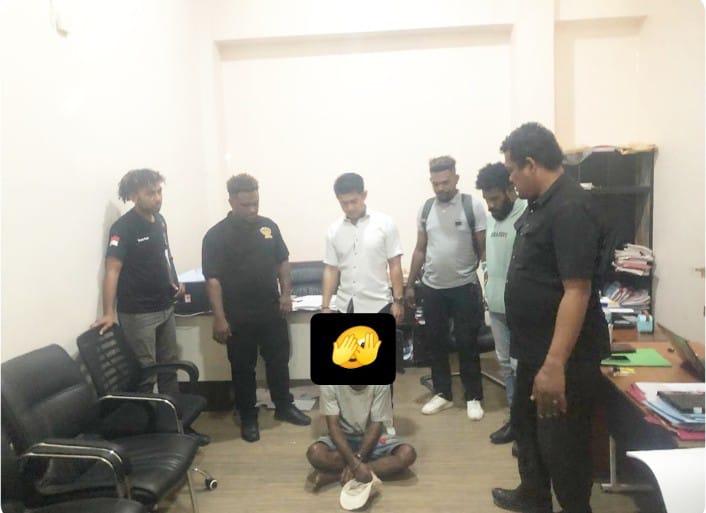 Keterangan gambar:
Terduga pelaku pelecehan seksual terhadap anak di bawah umur (wajah ditutupi) tampak setelah diamankan oleh Tim Macan Gunung di Mapolres Teluk Bintuni, Rabu (9/7).
Foto: Istimewa
