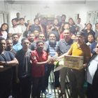 Keterangan Gambar:
Wakil Ketua II DPRK Teluk Bintuni, H. Yasman Yasir, S.E., menyerahkan bantuan bahan makanan (bama) kepada Ketua Ikatan Mahasiswa, Yeremias Orocomna, S.Kom.
Bantuan juga disertai dengan sumbangan dana untuk kebutuhan pulsa listrik dan pembayaran WiFi.
(Foto: Istimewa)
