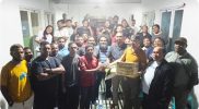 Keterangan Gambar: Wakil Ketua II DPRK Teluk Bintuni, H. Yasman Yasir, S.E., menyerahkan bantuan bahan makanan (bama) kepada Ketua Ikatan Mahasiswa, Yeremias Orocomna, S.Kom. Bantuan juga disertai dengan sumbangan dana untuk kebutuhan pulsa listrik dan pembayaran WiFi. (Foto: Istimewa)