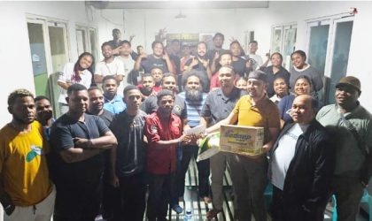 Keterangan Gambar: Wakil Ketua II DPRK Teluk Bintuni, H. Yasman Yasir, S.E., menyerahkan bantuan bahan makanan (bama) kepada Ketua Ikatan Mahasiswa, Yeremias Orocomna, S.Kom. Bantuan juga disertai dengan sumbangan dana untuk kebutuhan pulsa listrik dan pembayaran WiFi. (Foto: Istimewa)