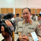 Keterangan Gambar:
Kabid Humas Polda Papua Barat, Kombes Pol Ignatius Benny Ady Prabowo, S.H., S.I.K., M.Kom., memberikan keterangan kepada para wartawan. Ia menyampaikan bahwa serah terima jabatan (sertijab) ini merupakan bagian dari dinamika organisasi yang bertujuan untuk meningkatkan kinerja dan pelayanan kepada masyarakat.  “Polda Papua Barat berkomitmen untuk terus memberikan pelayanan terbaik kepada masyarakat, dengan mengoptimalkan kemampuan dan kompetensi para pejabatnya,” ujarnya.  (Foto: Humas Polda Papua Barat/MPR)
