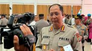 Keterangan Gambar: Kabid Humas Polda Papua Barat, Kombes Pol Ignatius Benny Ady Prabowo, S.H., S.I.K., M.Kom., memberikan keterangan kepada para wartawan. Ia menyampaikan bahwa serah terima jabatan (sertijab) ini merupakan bagian dari dinamika organisasi yang bertujuan untuk meningkatkan kinerja dan pelayanan kepada masyarakat. “Polda Papua Barat berkomitmen untuk terus memberikan pelayanan terbaik kepada masyarakat, dengan mengoptimalkan kemampuan dan kompetensi para pejabatnya,” ujarnya. (Foto: Humas Polda Papua Barat/MPR)
