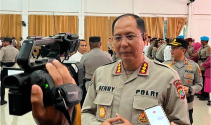 Keterangan Gambar: Kabid Humas Polda Papua Barat, Kombes Pol Ignatius Benny Ady Prabowo, S.H., S.I.K., M.Kom., memberikan keterangan kepada para wartawan. Ia menyampaikan bahwa serah terima jabatan (sertijab) ini merupakan bagian dari dinamika organisasi yang bertujuan untuk meningkatkan kinerja dan pelayanan kepada masyarakat. “Polda Papua Barat berkomitmen untuk terus memberikan pelayanan terbaik kepada masyarakat, dengan mengoptimalkan kemampuan dan kompetensi para pejabatnya,” ujarnya. (Foto: Humas Polda Papua Barat/MPR)