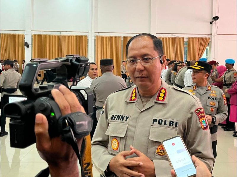 Keterangan Gambar:
Kabid Humas Polda Papua Barat, Kombes Pol Ignatius Benny Ady Prabowo, S.H., S.I.K., M.Kom., memberikan keterangan kepada para wartawan. Ia menyampaikan bahwa serah terima jabatan (sertijab) ini merupakan bagian dari dinamika organisasi yang bertujuan untuk meningkatkan kinerja dan pelayanan kepada masyarakat.  “Polda Papua Barat berkomitmen untuk terus memberikan pelayanan terbaik kepada masyarakat, dengan mengoptimalkan kemampuan dan kompetensi para pejabatnya,” ujarnya.  (Foto: Humas Polda Papua Barat/MPR)
