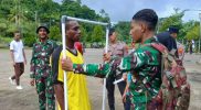 Seorang anggota TNI terlihat sedang mengukur tinggi badan salah satu calon peserta seleksi Paskibraka. Sebanyak 140 pelajar mengikuti seleksi Paskibraka Kabupaten Teluk Bintuni tahun 2025. Kodim 1806/Teluk Bintuni bertindak sebagai koordinator umum dalam kegiatan yang berlangsung di GSG Bintuni, Jumat (11/7/2025). Foto: Masroh/TIM