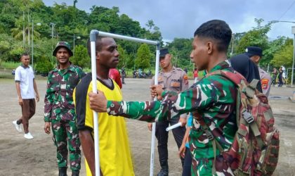 Seorang anggota TNI terlihat sedang mengukur tinggi badan salah satu calon peserta seleksi Paskibraka. Sebanyak 140 pelajar mengikuti seleksi Paskibraka Kabupaten Teluk Bintuni tahun 2025. Kodim 1806/Teluk Bintuni bertindak sebagai koordinator umum dalam kegiatan yang berlangsung di GSG Bintuni, Jumat (11/7/2025). Foto: Masroh/TIM