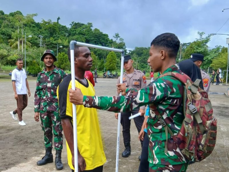 Seorang anggota TNI terlihat sedang mengukur tinggi badan salah satu calon peserta seleksi Paskibraka. Sebanyak 140 pelajar mengikuti seleksi Paskibraka Kabupaten Teluk Bintuni tahun 2025. Kodim 1806/Teluk Bintuni bertindak sebagai koordinator umum dalam kegiatan yang berlangsung di GSG Bintuni, Jumat (11/7/2025).
Foto: Masroh/TIM
