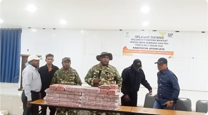 Bupati Jayawijaya, Athenius Murib, saat menyerahkan bantuan sosial (bansos) secara simbolis kepada perwakilan masyarakat penerima manfaat.
