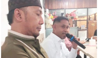 Keterangan Gambar: Wakil Ketua II DPRK Teluk Bintuni, Yasman Yasir, terlihat mendampingi Bupati Teluk Bintuni, Yohanis Manibuy (memakai peci hitam), dalam sebuah acara. (Foto: Istimewa)